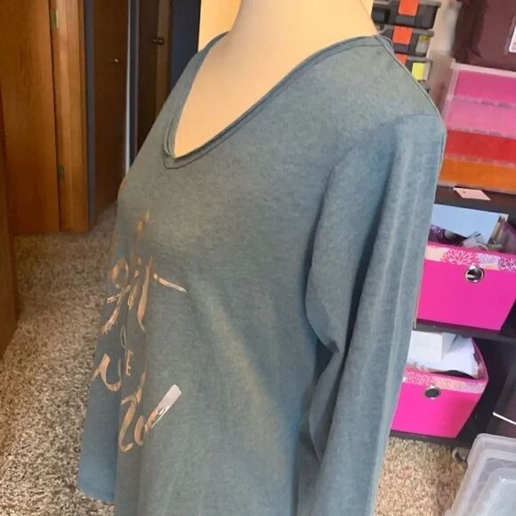 Reba V-NECK Light Of The World Top NWOT #30 - Picture 2 of 3